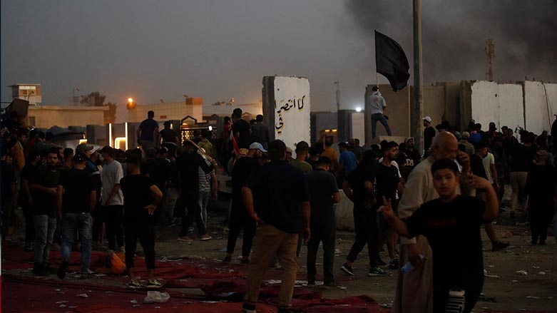 ايران تغلق الحدود البرية مع العراق والكويت تطلب من رعاياها المغادرة