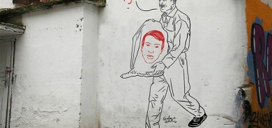 Karîkaturîstê Îtalî wêneyê radestkirina hestiyên ciwanê Kurd xêz kir