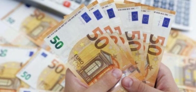 اليورو يسجل أدنى مستوى له مقابل الدولار منذ 20 عاماً