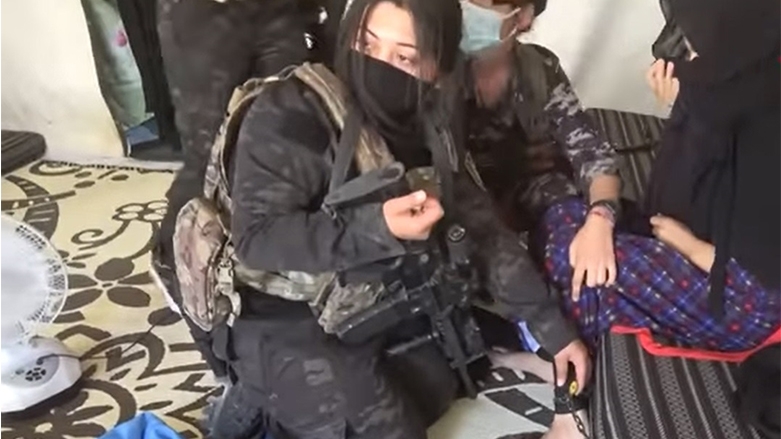 Kampa Holê.. 4 keç û jinên bi zincîreyan kelepçekirî hatin azadkirin