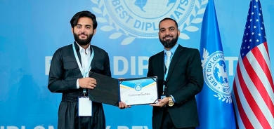 شابٌ كوردي يحصدُ جائزة أفضل دبلوماسي في مؤتمرٍ دولي