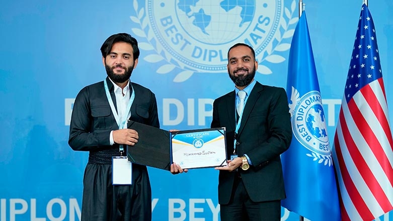 شابٌ كوردي يحصدُ جائزة أفضل دبلوماسي في مؤتمرٍ دولي