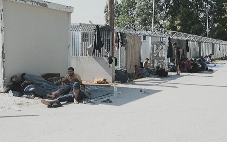 Zêdeyî 120 penaberên Kurdên Êzidî li ser cadeyan radizin