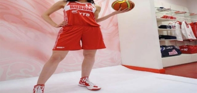 خاوەنی درێژترین قاچ یاریزان و نمایشكاری جلوبەرگە