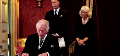 تشارلز الثالث يبدأ عهده بمشاورات مع الساسة البريطانيين