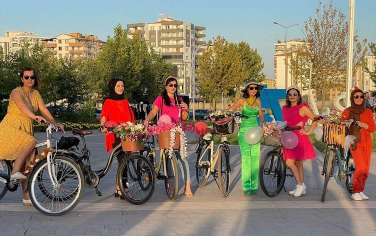 'Jinên Xemilandî' bi bisiklêtan li Amedê geriyan