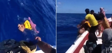 کۆچبەرێکی سوری تەرمی منداڵەکەی فڕێدایە ناو دەریاوە