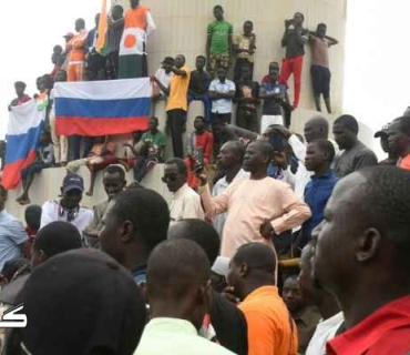 خۆپیشاندان لە نیجەرلەدژی ئامادەبوونی سەربازانی فەرەنسا