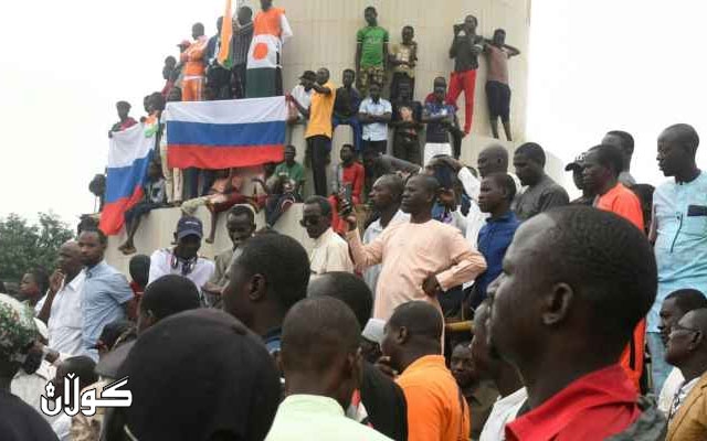 خۆپیشاندان لە نیجەرلەدژی ئامادەبوونی سەربازانی فەرەنسا