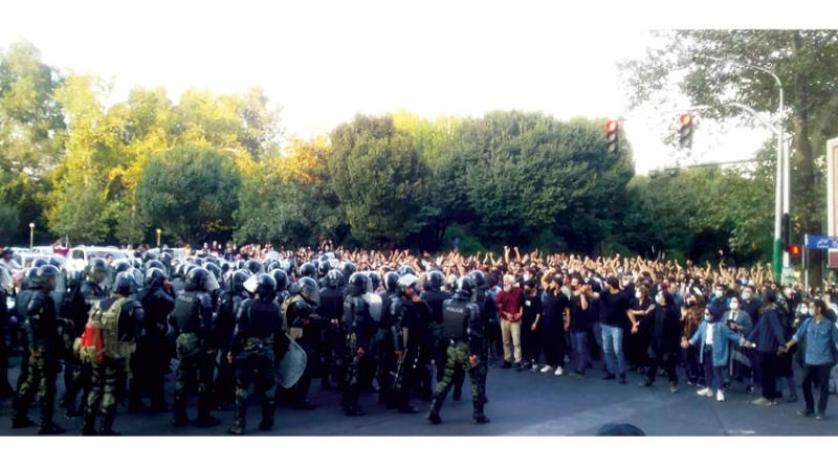 الاحتجاجات تجتاح أنحاء إيران... والسلطات تعترف بسقوط قتلى