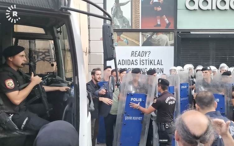 Li Stenbolê polîsan rê nedan protestokirina kuştina Jîna Emînî