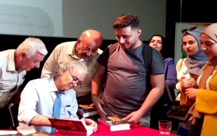 Romannivîsê Kurd Jan Dost li Silêmaniyê hat xelatkirin