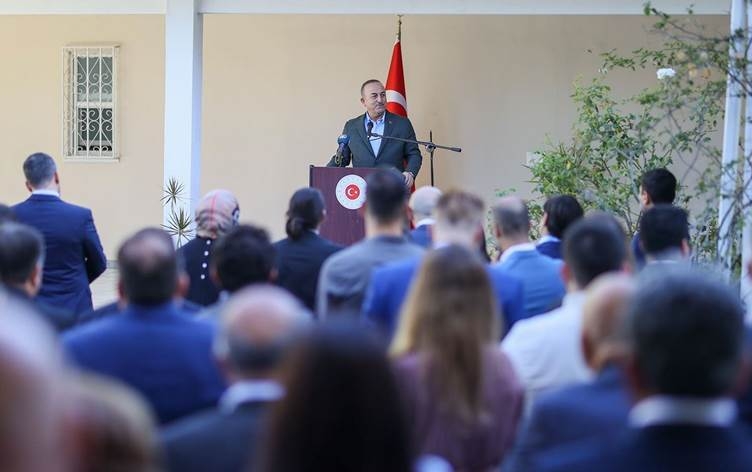 Çavuşoglu: Em ji ber ku Amerîka çekan dide PYDê aciz in