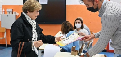 Italy election: Polls open as far right eyes historic victory