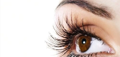 طريقة عمل سيروم منزلي لتكثيف وتطويل الرموش