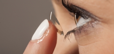 استخدام العدسات اللاصقة أكثر من مرة يهدد البصر