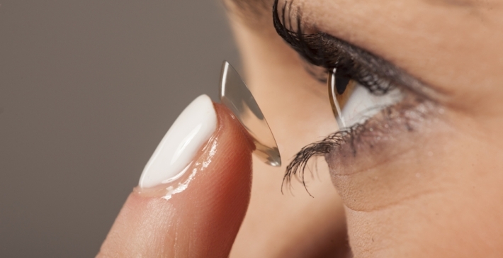 استخدام العدسات اللاصقة أكثر من مرة يهدد البصر