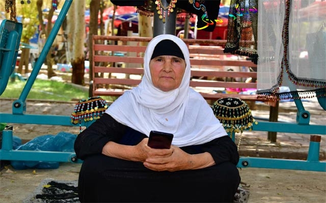 ئافرەتێكی دەسترەنگینی بەهرەدار