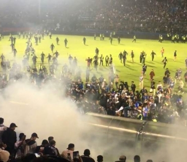 لە ئەنجامی شەڕ و پێكدادان لە یارییەکی تۆپی پێی ئەندەنووسیا 174 کەس کوژران