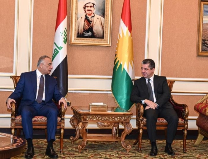 مسرور بارزاني يستقبل الكاظمي في مطار أربيل الدولي