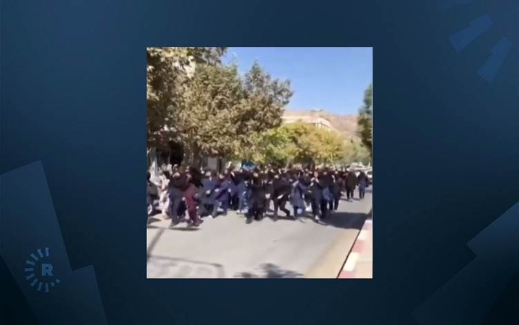 Li Îranê û Rojhilatê Kurdistanê xwendekarên dibistanan û lîseyê jî dest bi xwepêşandanê kirin