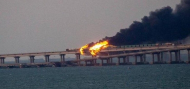 حريق إثر انفجار سيارة مفخخة على جسر كيرتش في القرم