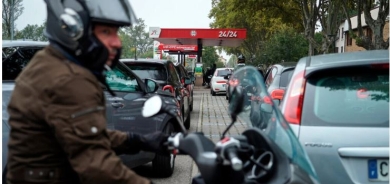 French govt threatens to break refinery blockades as petrol strikes continue