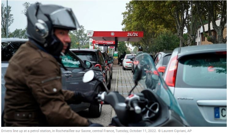 French govt threatens to break refinery blockades as petrol strikes continue