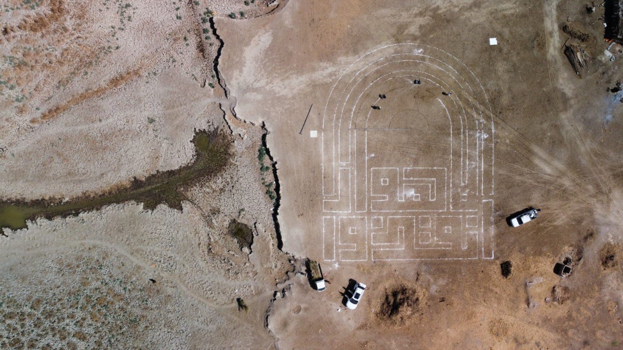 فنان عراقي يخط لوحة يقرؤها من في السماء!