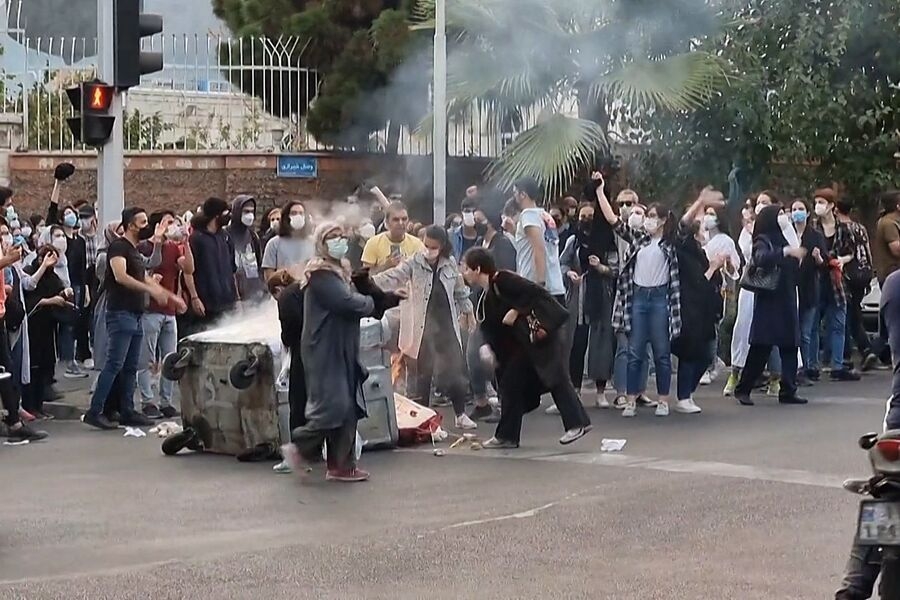 Raperîna Îraniyan dijî rejîmê berdewame