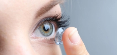 ما الذي يحصل في حال النوم بالعدسات اللاصقة؟