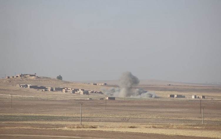 Hêzên Tirkiyê gundên Zirganê topbaran kirin: Serbazekî Sûrî hat kuştin