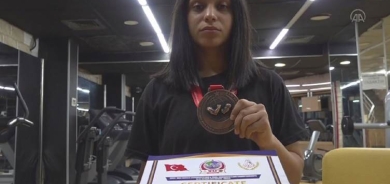 راعية كوردية تفوز بالمرتبة الثالثة في بطولة عالمية للي الأذرع