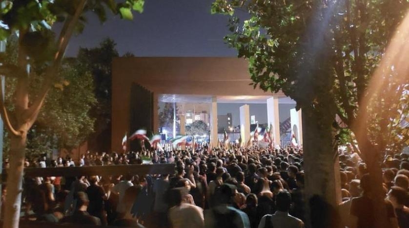 300 صحافي إيراني ينتقدون توقيف زملائهم على خلفية الاحتجاجات