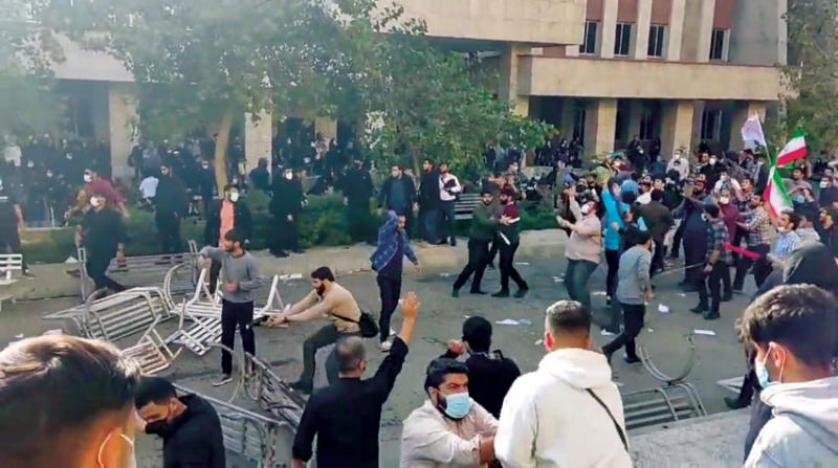 طلبة إيران يتحدون «الحرس»... والسلطات تصعّد العنف