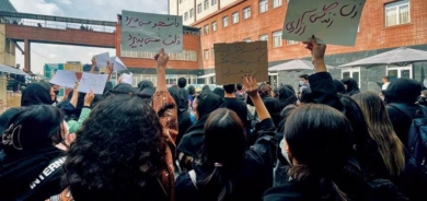 طهران ترفض «الاستفتاء على النظام» وتحذر من «تجزئة البلاد»