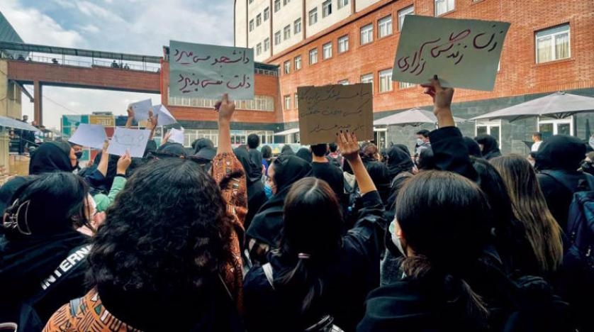 طهران ترفض «الاستفتاء على النظام» وتحذر من «تجزئة البلاد»