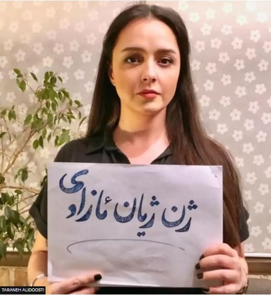 Taraneh Alidoosti: Top Iranian actress poses without headscarf