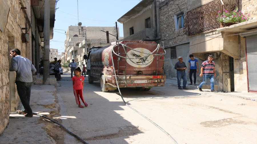 Hêzên rejîma Esed taxên Kurdan dorpêç kirin