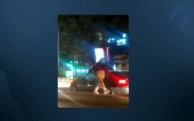 Keçek li kolanên Tehranê bi kurtetenore û bê serpoş dimeşe