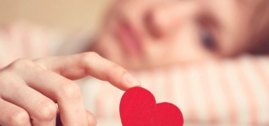 لماذا نعاني من الألم في المعدة او الصداع عند الشعور بالحب؟