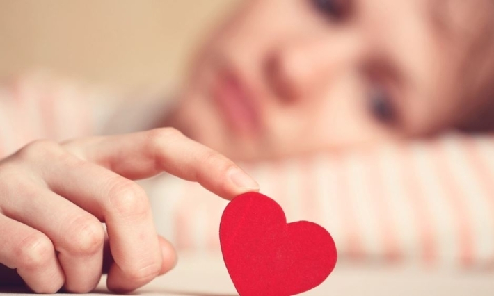 لماذا نعاني من الألم في المعدة او الصداع عند الشعور بالحب؟