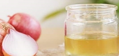 يعالج التساقط.. فوائد زيت البصل الطبيعي