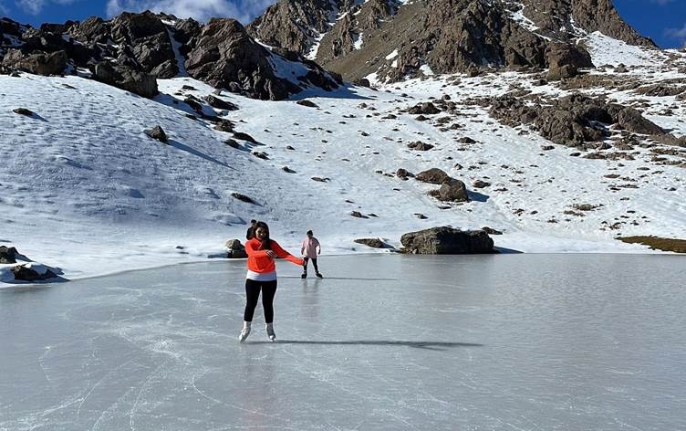 Li Gola Seyîtxanê dansa li ser qeşayê