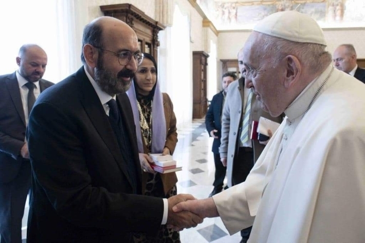 Mîrê Êzdiyan daxwaza cîhbicîh kirina rêkeftina Şingalê li Papayê Vatîkanê dike