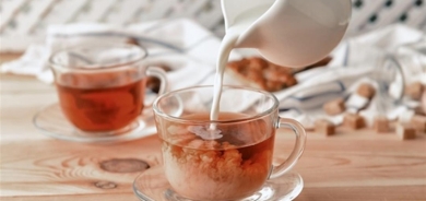 ماذا يحدث عند شرب الشاي بالحليب على الريق؟