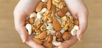 للنساء.. تعرفي على أكثر من 5 فوائد للمكسرات مع العسل