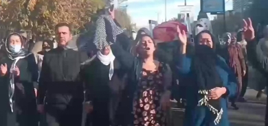 Nivîskarên Îranî tepeserkirina xwepêşanderên Kurd şermezar dikin