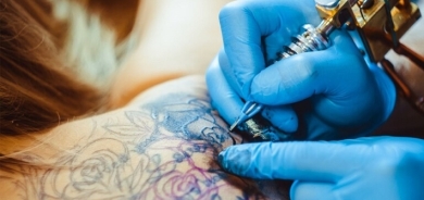 طبيب يحذر: الوشم يمكن أن يؤدي الى الإصابة بالتهاب الكبد