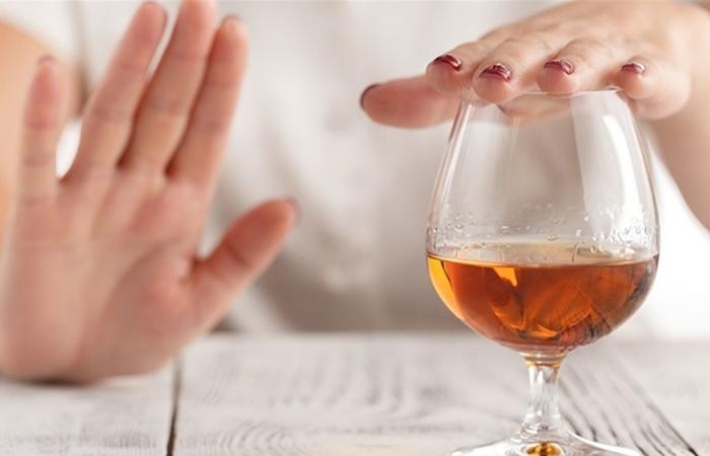 علماء : تعاطي الكحول حتى بكميات محدودة يغيّر بنية دماغ الجنين